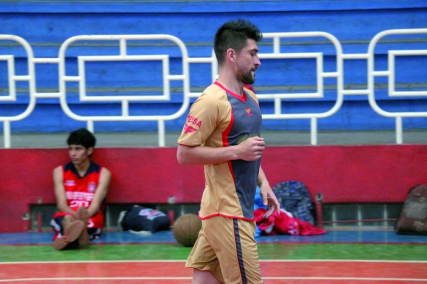 El potosino Ronald Puma (arriba) y el chileno Mauricio Gómez (abajo) ya se afianzan en la plantilla estudiantil.