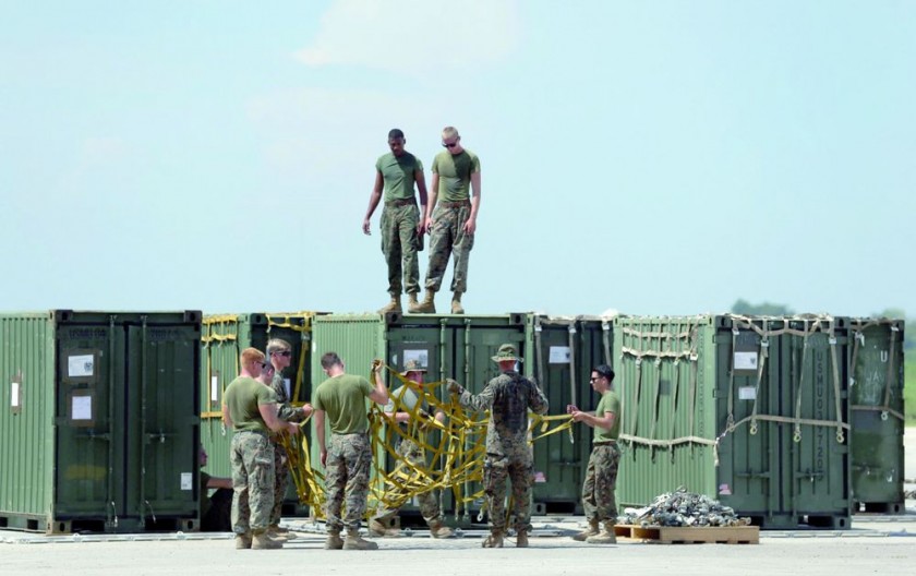 DESASTRE. Equipos del ejercito de Estados Unidos en el aeropuerto Guy Malary de Puerto Príncipe, donde descargan...