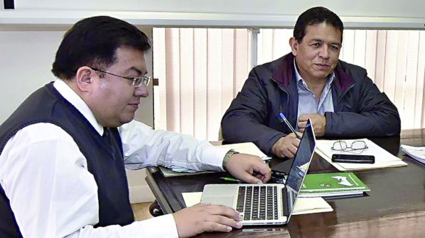 Wálter Torrico (i) junto a Rolando López en una de las varias reuniones de la Federación Boliviana de Fútbol.