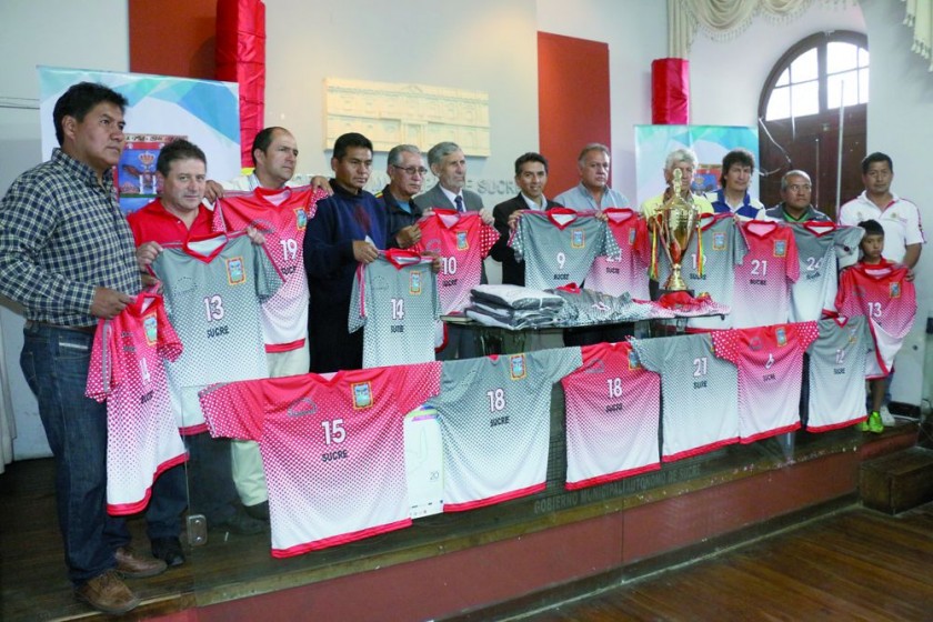 Integrantes de los combinados locales y dirigentes de la Mutual presentan la indumentaria para el torneo.