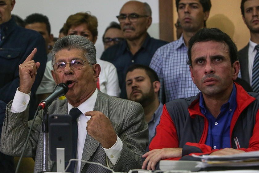 El presidente de la Asamblea Nacional, Henry Ramos Allup (i) y el gobernador de Miranda, Henrique Capriles (d). EFE
