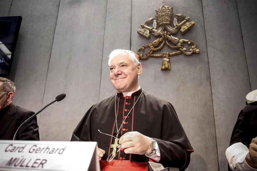 El prefecto de la Congregación para la doctrina de la Fe ofrece una rueda de prensa en el Vaticano. EFE