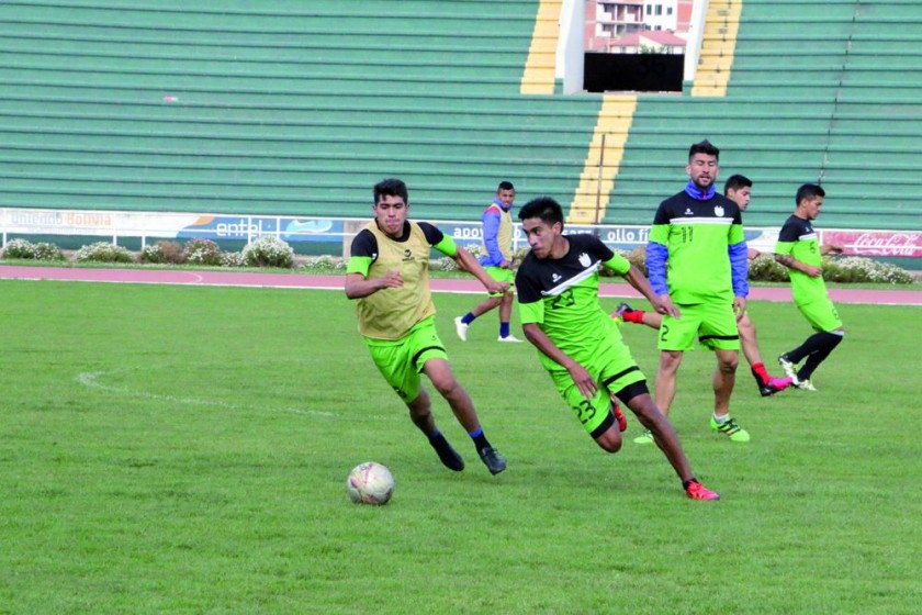 El equipo estudiantil entrenó ayer en el estadio Patria, donde el domingo jugará el clásico del sur.