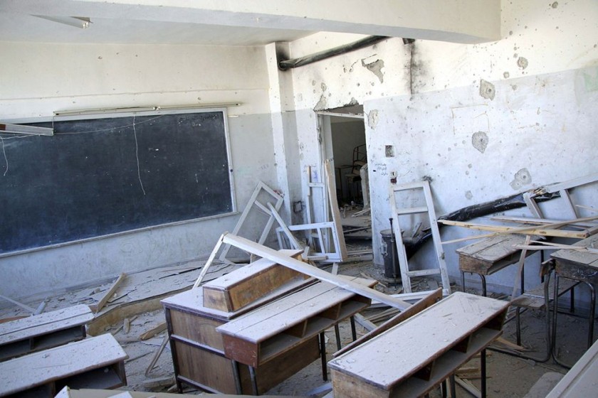BOMBAS. Vista general de los daños ocasionados en una escuela tras un bombardeo de aviones rusos ayer, en Idlib, Siria.
