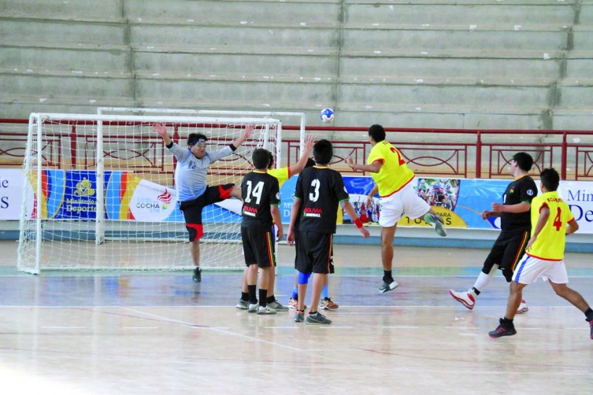 Con cuatro partidos jugados, el campeonato internacional cumplió ayer su primera jornada en el Polideportivo de...