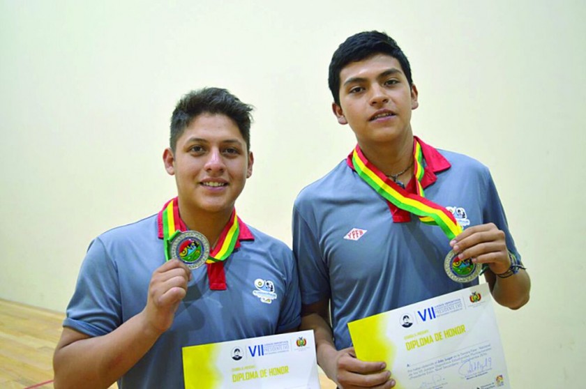 Bryan Zambrana (i) y Sebastián Cuellar se quedaron con la presea de plata en la modalidad dobles de raquetbol.