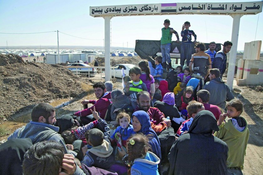 DESPLAZADOS. Iraquíes desplazados de zonas cercanas a Mosul, a su llegada al campo de desplazados de Jazer.