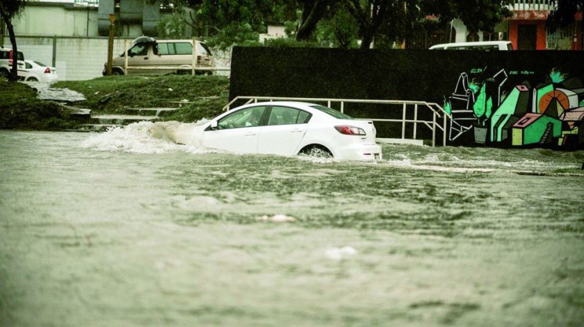 CLIMA. Un auto transita bajo una intensa lluvia en el estado de Tamaulipas, México. Los efectos del deterioro ambiental