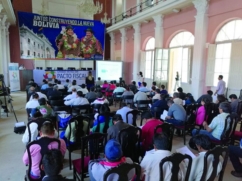 FORO. Los delegados de una serie de instituciones y organizaciones de la región escuchan la exposición de la Unidad...