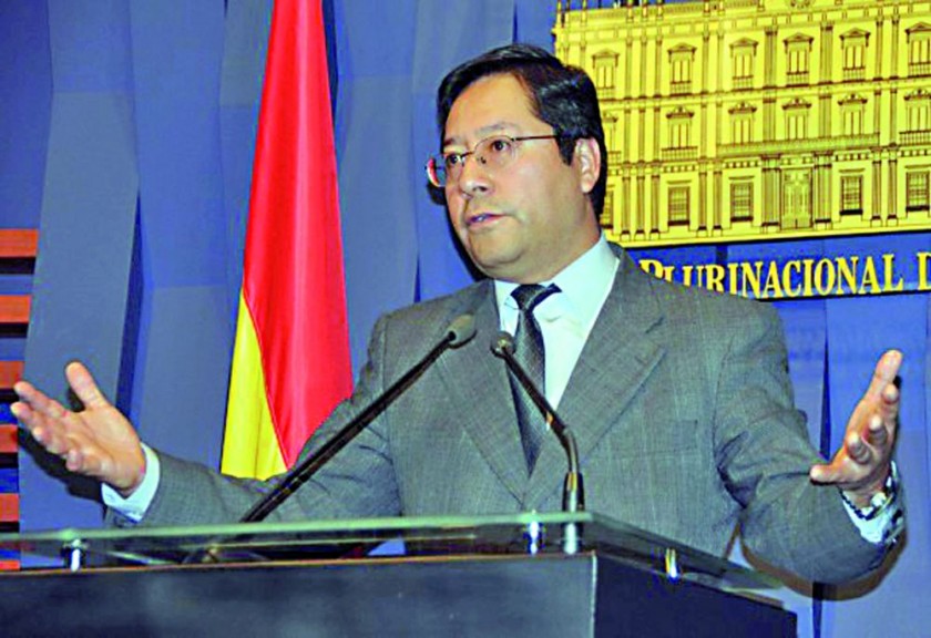 PRONUNCIAMIENTO. El ministro de Economía y Finanzas, Luis Arce, anuncia detalles sobre el crecimiento de Bolivia...
