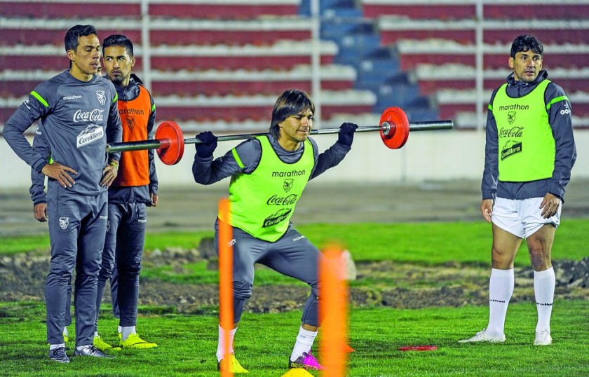 El delantero Marcelo Martins (c) en la sesión de potenciamiento muscular previa a la práctica de fútbol anoche...