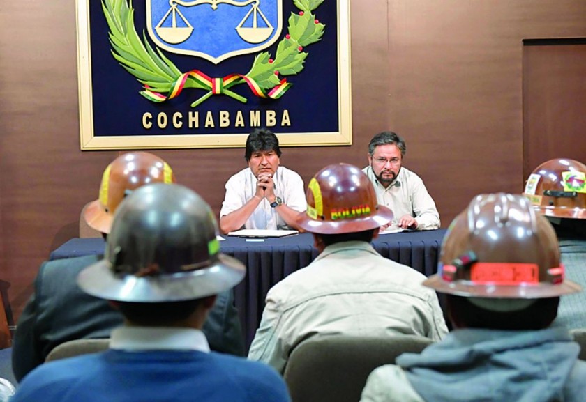 REUNIÓN. La dirigencia de FENCOMIN y el presidente Evo Morales.
