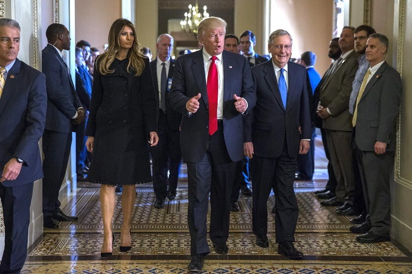 El presidente electo de Estados Unidos, Donald Trump (c) junto a su esposa Melania Trump (i). Foto: EFE