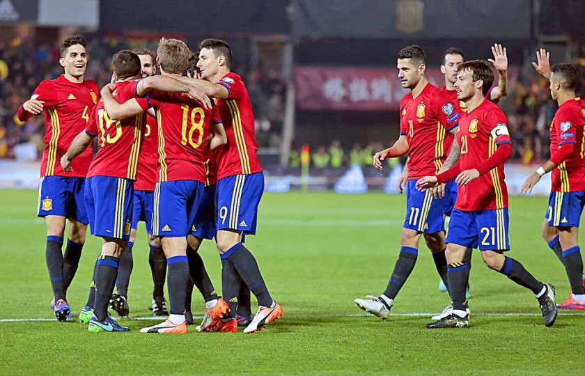 La celebración de los jugadores españoles luego de conseguir el triunfo sobre Macedonia, por las eliminatorias...