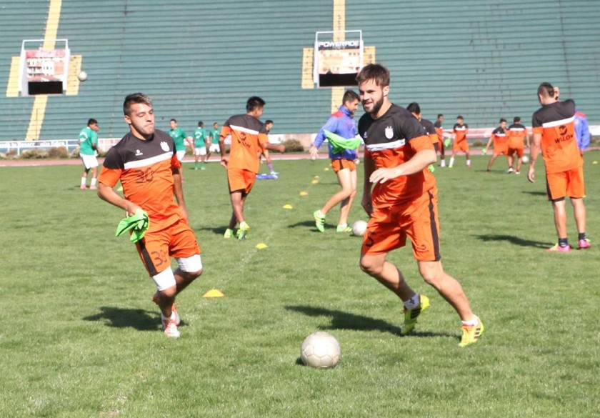 El zaguero argentino (d) se lesionó hace dos meses y este fin de semana puede regresar al onceno titular.