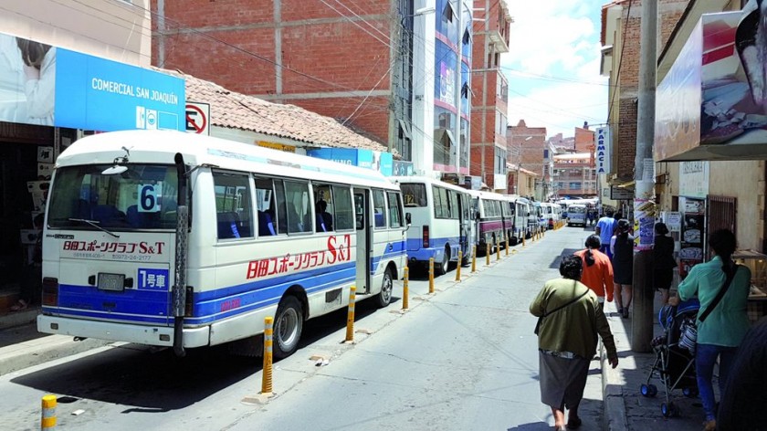 CONGESTIÓN. La calle Pando, zona del Mercado Campesino, es la ruta más congestionada por los micros; pasan al menos...