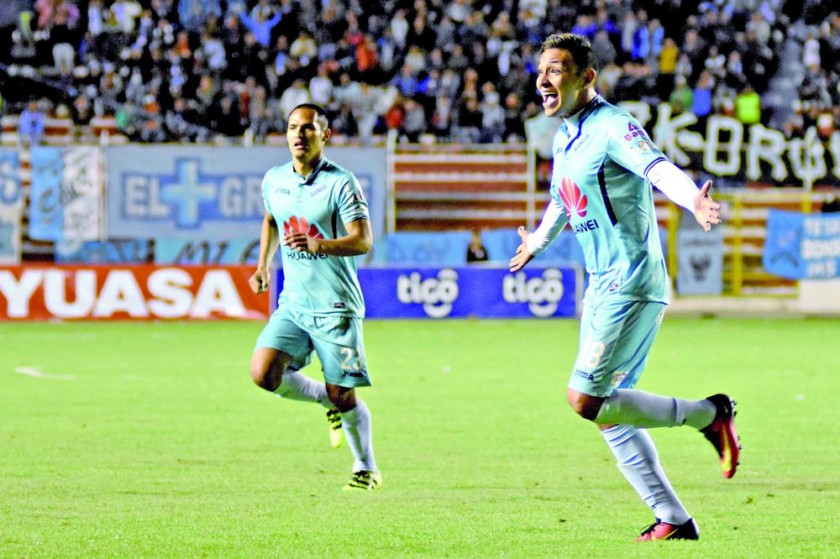 Juan Eduardo Fierro (d) marcó el gol que propició el triunfo de Bolívar, anoche, en el estadio Hernando Siles.