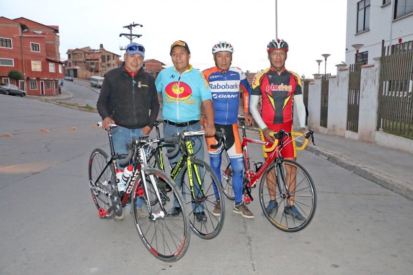 Algunos pedalistas de Cochabamba y Santa Cruz que ayer arribaron a Sucre para intervenir en la Vuelta a Sucre de...