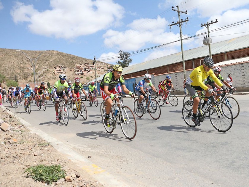 El cochabambino Cristhian Torrico (arriba) fue el mejor de la primera etapa de la Vuelta Ciclística a Sucre.