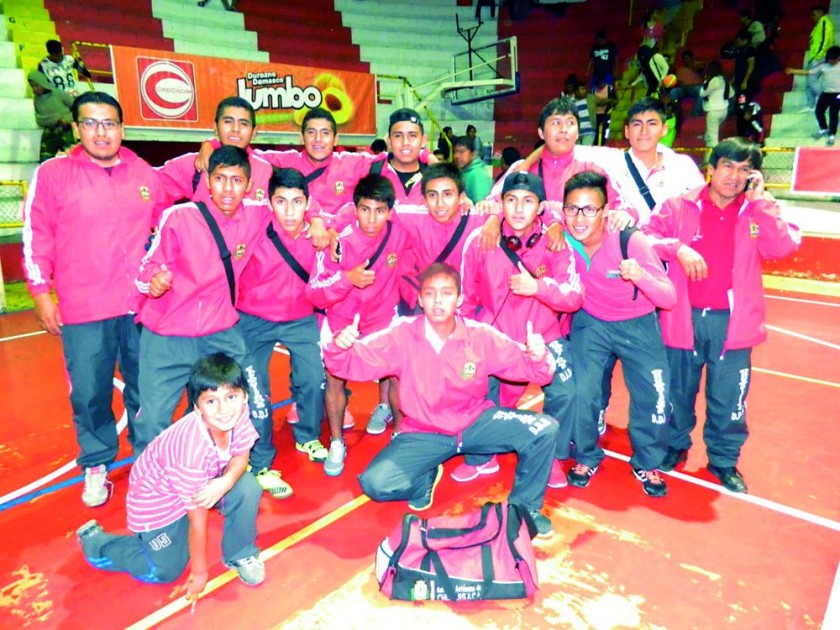 La selección chuquisaqueña posa luego de uno de sus partidos del Campeonato Nacional de Fútbol de Salón Sub 18.