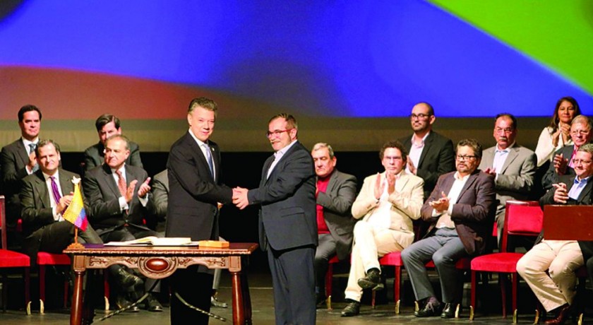 CONGRATULACIÓN. El presidente de Colombia, Juan Manuel Santos, (c-i) y el jefe máximo de las FARC, Rodrigo Londoño...