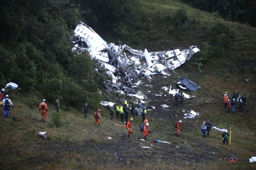 Así quedó la aeronave tras el accidente cerca de Medellín. El equipo Chapacoense viajaba a jugar la final de Copa. EFE