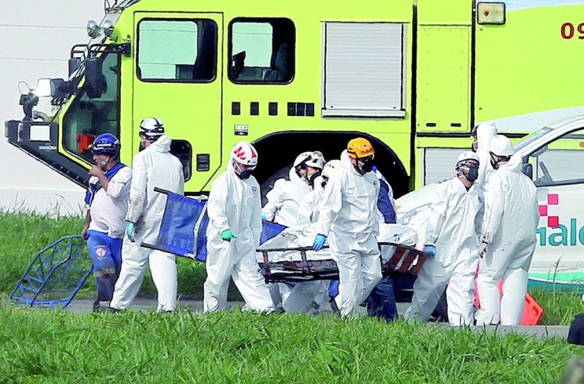 ACCIÓN. El rescate de los heridos y de los cuerpos movilizó a voluntarios de la zona y a efectivos de la Policía...