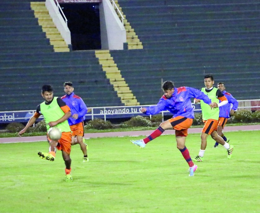 El plantel estudiantil cumplió anoche su última sesión de fútbol, en el estadio Patria, antes de enfrentar hoy a Bolívar
