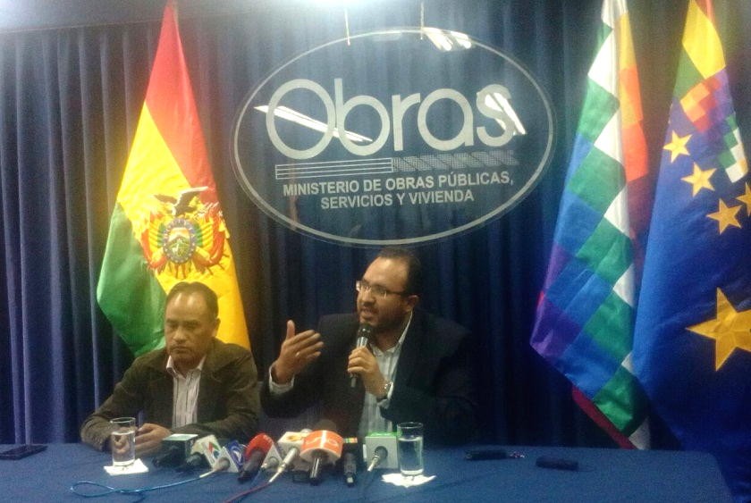 Auroriodades del Ministerio de Obras Públicas y Servicios durante la conferencia de prensa. Foto: Marka Registrada