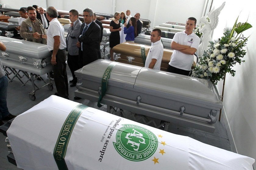 Trabajadores de la Funeraria San Vicente hacen los preparativos para velatorio de las víctimas del accidente aéreo. EFE