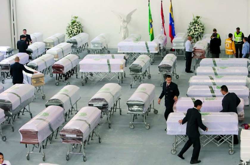 Los féretros de las víctimas del Chapecoense fueron trasladadas ayer de la ciudad colombiana de Medellín a Chapecó.