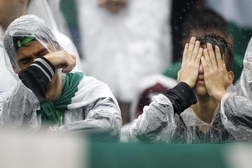 Aficionados del Chapecoense en el estadio arena Conda en Chapeco lloran en el homenaje a los jugadores fallecidos. EFE