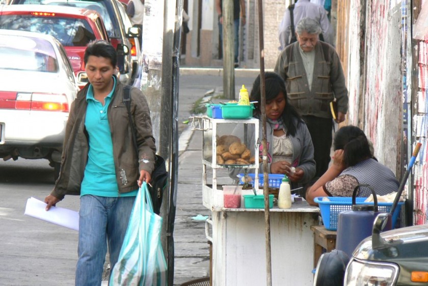 DESCUIDO. Los comerciantes de alimentos muchas veces incumplen con la normas de inocuidad al vender alimentos y...