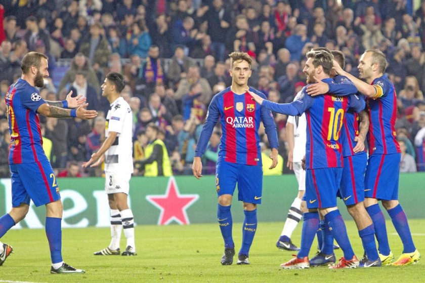 El delantero turco (i) se reivindicó con tres goles para el Barcelona, ante el Borussia Mönchengladabach.