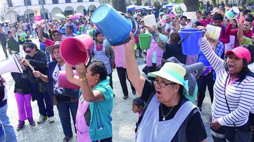 PROTESTA. Hubo duros racionamientos de agua por falta de lluvias en noviembre que molestaron a miles de ciudadanos.