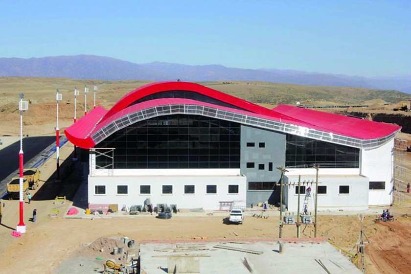 REPARACIÓN. Vista del aeropuerto de Alcantarí, el cual es refaccionado pocos meses después de su inauguración debido...