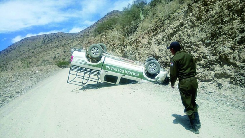 ACCIDENTES. El vehículo policial volcado y el accidente en la ruta a Yamparáez.