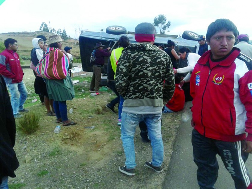 ACCIDENTES. El vehículo policial volcado y el accidente en la ruta a Yamparáez.
