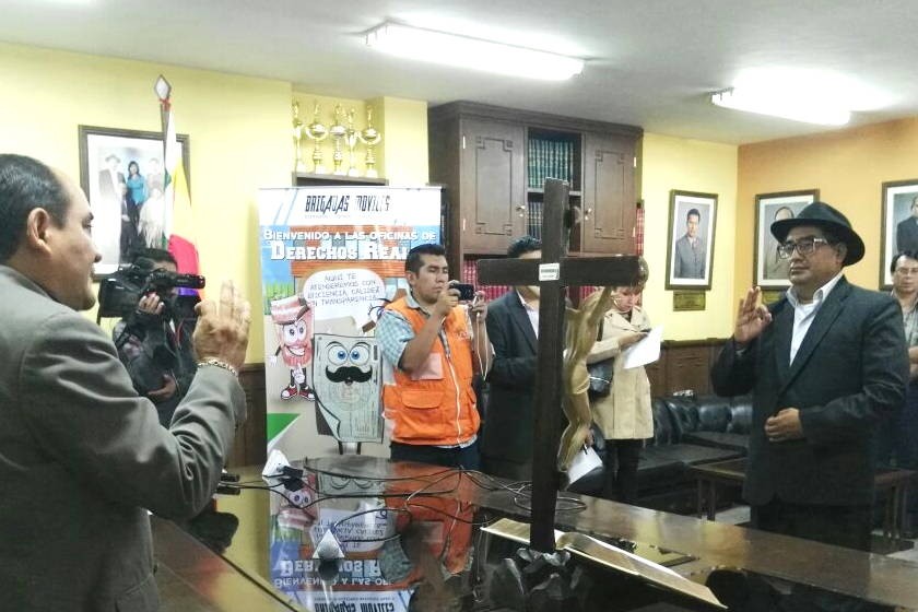 Freddy Sanabria (d) durante el acto de posesión. Foto: CORREO DEL SUR