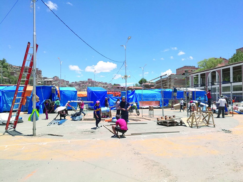 PREPARATIVOS. Unos comerciantes arman sus casetas en uno de los bloques dispuestos por la Intendencia en el Parque...