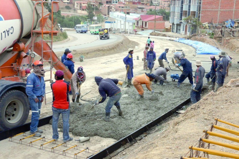 OBRAS. La avenida Juana Azuduy de Padilla, una de las obras que ejecuta CONCRETEC, que no forma parte del crédito que...