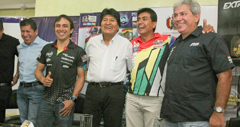 Juan Carlos Salvatierra (2i), Fabricio Fuentes (2d) y Marco Bulacia (d), corredores bolivianos del Dakar, junto con...