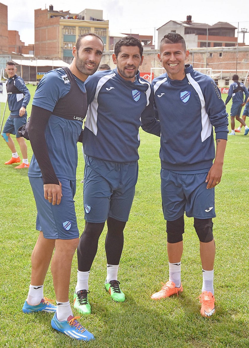 Los jugadores José Sánchez Capdevila (i), Wálter Flores (c) y Juan Carlos Arce en la última práctica académica.