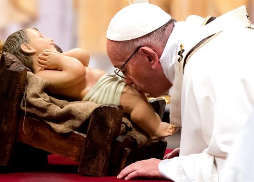 El Paoa Francisco durante la ceremonia central de Navidad, hoy, en la Basílica de San Pedro. FOTO: EFE