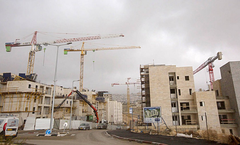 Ocupación. Varias construcciones se encuentran en marcha en el asentamiento de Har Homa, en el territorio palestino...
