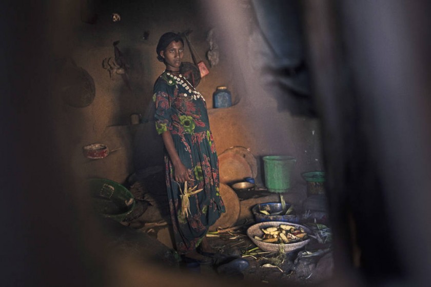 La niña etíope Abaynesh se dispone a asar las mazorcas de maíz que servirá para la comida de toda la familia.