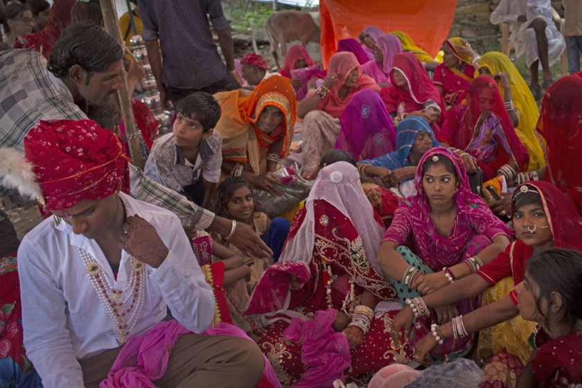 Una boda celebrándose en una pequeña localidad vecina a Udaipur, en el estado de Rajasthan (India).
