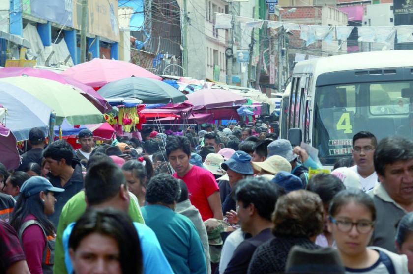 COMERCIOS. La gente abarrotó los lugares de venta de productos.