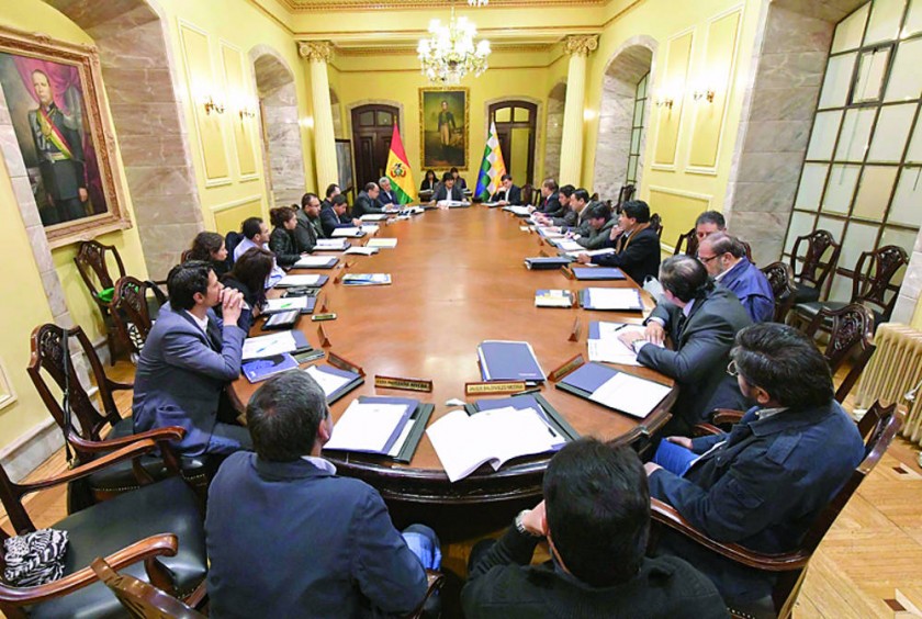 GABINETE. El presidente Evo Morales junto a los ministros que forman parte de su actual Gabinete en una reunión en...