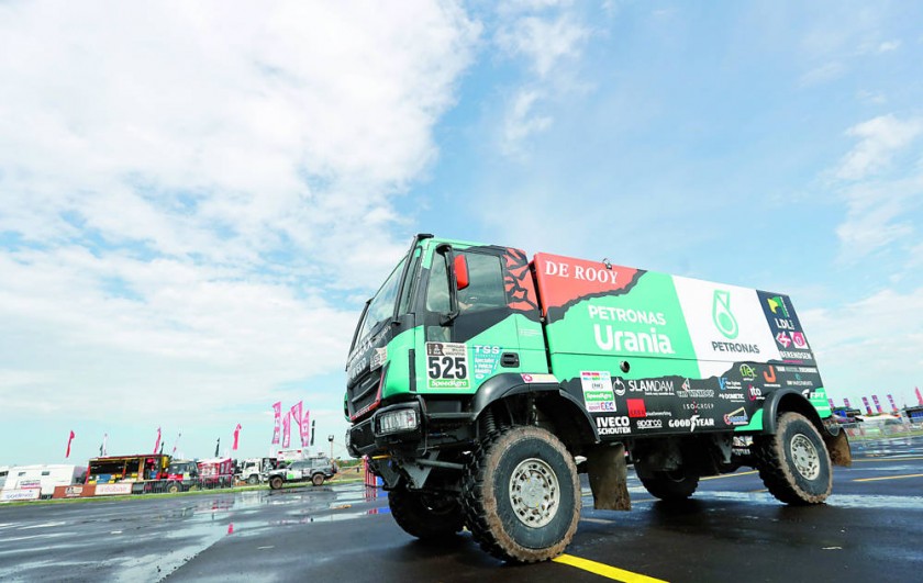Los camiones fueron las principales atracciones para los miles de fanáticos que visitaron ayer el “Dakar Village”, en...